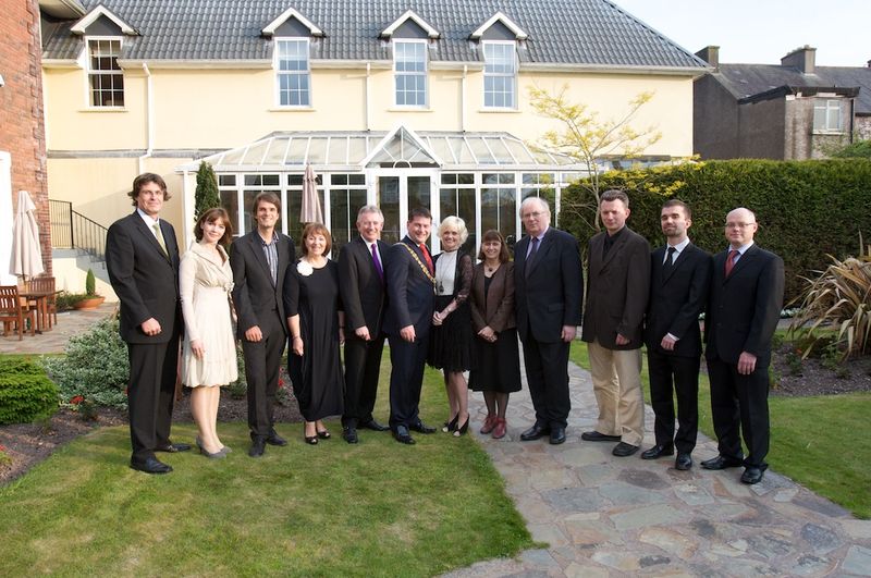 De gauche à droite: Alain VERNINAS, conseiller politique de l'Ambassadeur de France en Irlande, Hélène DUQUIN, Présidente de l'Alliance Française de Cork, Michael STANGE, chef de projets pour le Centre Européen Robert Schuman, Nora CALLANAN, Présidente de l'Alliance Française de Cork, Martin TERRITT, Directeur de la représentation de la Commission Européenne en Irlande, Lord Mayor Cllr Dara MURPHY, maire de Cork, Lady Mayoress Tanya MURPHY, Dr Anne-Marie AUTISSIER, Université Paris VIII, Tony BROWN, Institut des Affaires Internationales et Européennes de Dublin, Dr Jérôme aan de WIEL, University College of Cork, Université de Reims, University of Limerick, Quentin PERRET, Atelier Europe, Dr Mervyn O'DRISCOLL, School of History, University College of Cork